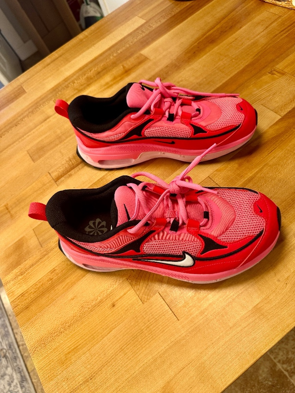 Women's Nike Air Max Bliss sneakers in Pink, Never worn! Size 9.5